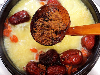 11、鸡蛋小米粥,再放入红糖。