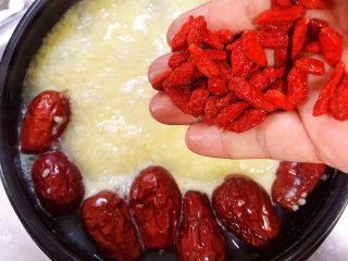 10、鸡蛋小米粥,再加入枸杞子。