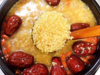 12、鸡蛋小米粥,红糖熬融化。