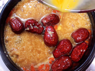 13、鸡蛋小米粥,将鸡蛋液倒入小米粥中。