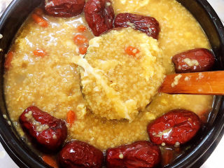 14、鸡蛋小米粥,粥熬好了。