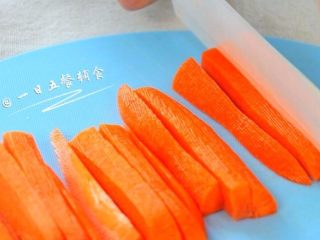 1、蘸汁鸡翅 & 胡萝卜手指条 & 鸡汤冻,胡萝卜去皮切成丁。