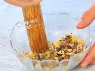 2、蘸汁鸡翅 & 胡萝卜手指条 & 鸡汤冻,核桃掰开，捣碎。