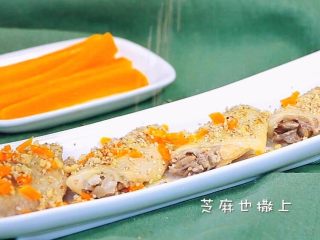 3、蘸汁鸡翅 & 胡萝卜手指条 & 鸡汤冻,煮熟的胡萝卜丁撒在鸡翅上，核桃碎、芝麻也撒上去。