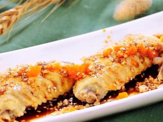 6、蘸汁鸡翅 & 胡萝卜手指条 & 鸡汤冻, 吃的时候将蘸汁淋上去。好诱人~~~ 口感绝对秒杀各大饭店的冷盘口水鸡。