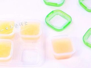 7、蘸汁鸡翅 & 胡萝卜手指条 & 鸡汤冻,鸡汤放密封容器中冷藏或者冷冻。????小贴士：这个好用的容器来安利下，真的很食用，从小柚子6个月开始用，已经2年了，刚开始会盛放2天内要吃的辅食