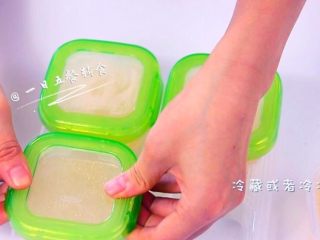 8、蘸汁鸡翅 & 胡萝卜手指条 & 鸡汤冻,熬粥、下面、做汤的时候加进去提香，提鲜，增加营养。