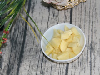 2、咖喱鸡意面,切小块