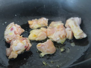 12、咖喱鸡意面,把鸡块放入炒