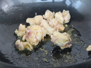 13、咖喱鸡意面,炒至鸡块发白