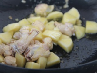 14、咖喱鸡意面,放土豆炒