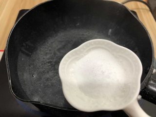 4、土豆干,. 锅里坐水烧开加入盐