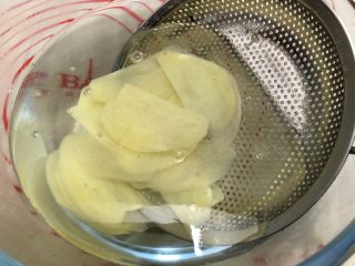 7、土豆干,另外准备一盆冷水，把捞出的土豆片过一下冷河