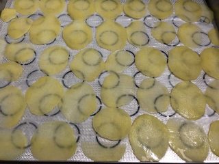 8、土豆干,捞出沥干水分，码在烤盘上