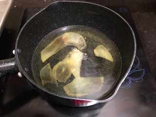 11、土豆干,锅里坐油，加热至锅壁有鱼眼泡即可放入土豆片