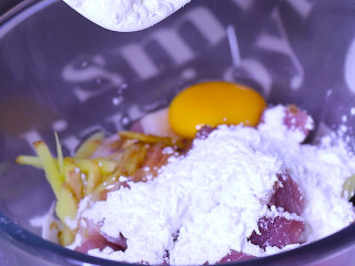 4、酸甜可口的菠萝咕噜肉,里脊肉中加入盐 生抽 料酒 胡椒粉 姜丝 淀粉 鸡蛋一个