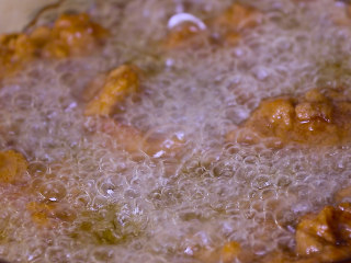 6、酸甜可口的菠萝咕噜肉,腌制后的里脊肉放入七成热的油锅中中火炸至金黄后捞出