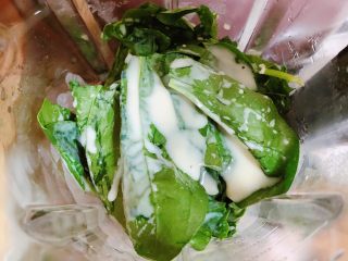 3、菠菜鸡蛋糕（豆浆版）,倒入250ml豆浆。