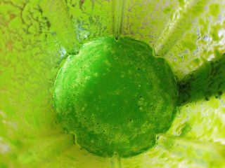 5、菠菜鸡蛋糕（豆浆版）,菠菜汁就打好了。