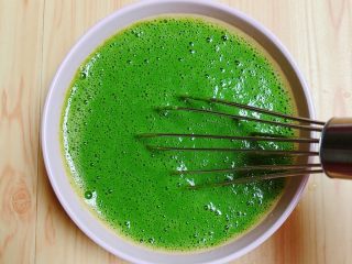 10、菠菜鸡蛋糕（豆浆版）,用打蛋器一个方向将蛋液和菠菜汁搅打均匀。