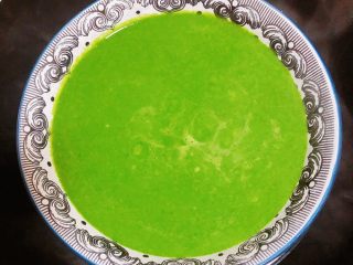 11、菠菜鸡蛋糕（豆浆版）,将碗放入蒸锅中，将水烧开，大火蒸鸡蛋糕。