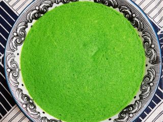 13、菠菜鸡蛋糕（豆浆版）,取出鸡蛋糕，可以放一些美极鲜酱油和香油。