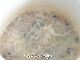 6、地方菜　皮蛋瘦肉粥 ,放姜丝、皮蛋、火腿肠、盐。再煮几分钟。