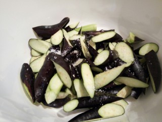 3、家常地三鲜,茄子加半勺盐拌一下，这样炸的时候不吸油，腌制5分钟