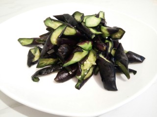 5、家常地三鲜,腌制好的茄子，挤干水分，备用