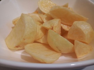 8、家常地三鲜,炸好盛出来，吃了一个，不错