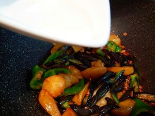 12、家常地三鲜,水淀粉勾芡，不要太稠了，少到一点