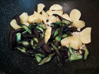 10、家常地三鲜,锅里留一点点底油，放生姜，蒜炒香，再放入土豆块茄子翻炒