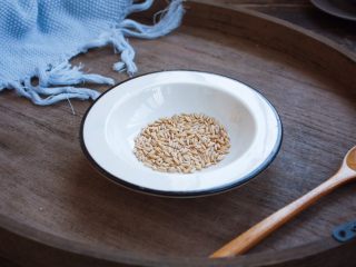 1、南瓜小米粥,准备好燕麦米。