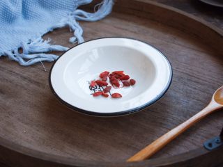 2、南瓜小米粥,准备好枸杞，枸杞清洗干净，用水泡5分钟即可。