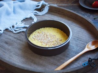 3、南瓜小米粥,将小米和燕麦米混合在一起，清洗干净。