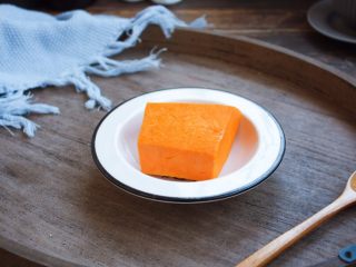 4、南瓜小米粥,将南瓜去皮去瓤。