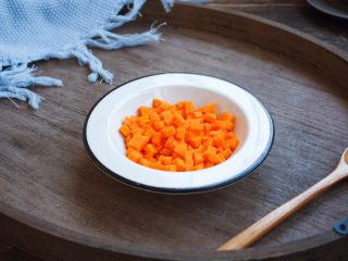 5、南瓜小米粥,将南瓜切成颗粒状，大小随意。