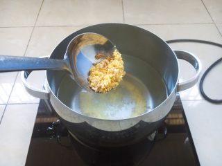 6、南瓜小米粥,将水烧开，放入小米和燕麦米。