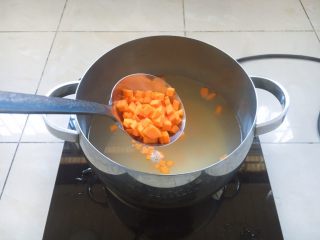 7、南瓜小米粥,再放入南瓜粒。