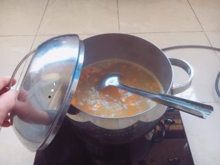 8、南瓜小米粥,大火煮开，小火煮20分钟。