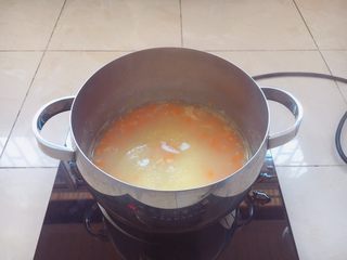 9、南瓜小米粥,粥煮好后，在食用之前放入枸杞即可。