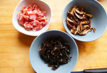 3、懒人的福音~~~腊肠焖饭 ,香菇泡，黑木耳泡发后洗净切丝备用。