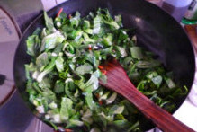 4、懒人的福音~~~腊肠焖饭 ,炒锅内放适量油（平时炒一个菜的量），开火，至开始冒青烟，先放入黑木耳丝和香菇丝煸炒一小会。