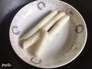 1、山药小饼,山药去皮，上锅蒸熟，蒸到用叉子一按就断即可