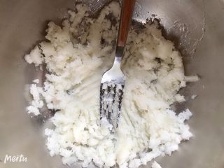 2、山药小饼,用叉子或勺子按压成泥