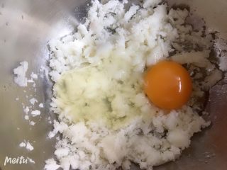 3、山药小饼,打入一个鸡蛋，搅匀后混合物的重量约是140g
