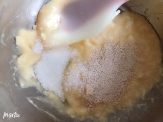 4、山药小饼,放入白糖和酵母搅匀