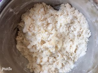 5、山药小饼,倒入面粉，面粉约和山药鸡蛋泥的比例是1:1，所以大家可以根据自己山药的量，调整鸡蛋和面粉的用量。先用筷子搅拌成絮状，再下手揉