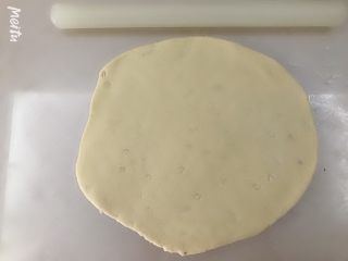 7、山药小饼,面团虽然有酵母，不用等发酵，直接擀开约3mm厚的面片