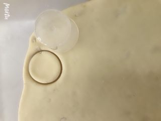 8、山药小饼,用小杯子刻出小圆饼，刻之前面片底部一定要撒粉防粘，不然饼就拿不起来了。如果觉得刻圆形有边角料的话其实可以直接切小块